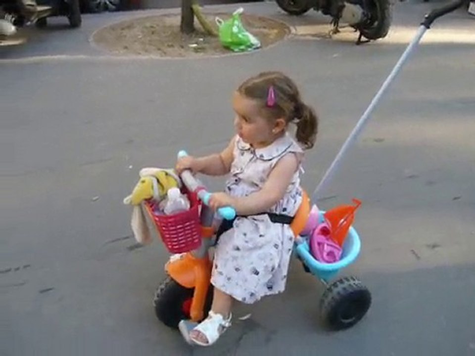 Elle pédale seule et n'est pas peu fière :-)