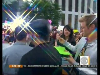 24-05-10 - BSB - Early Show - Parte 1 -  Firmando autógrafos