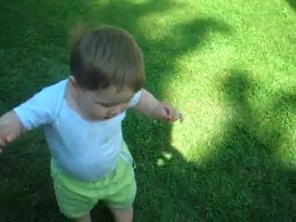 Robin qui marche jusque dans les bras de Théo