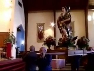 Santo cade durante la processione