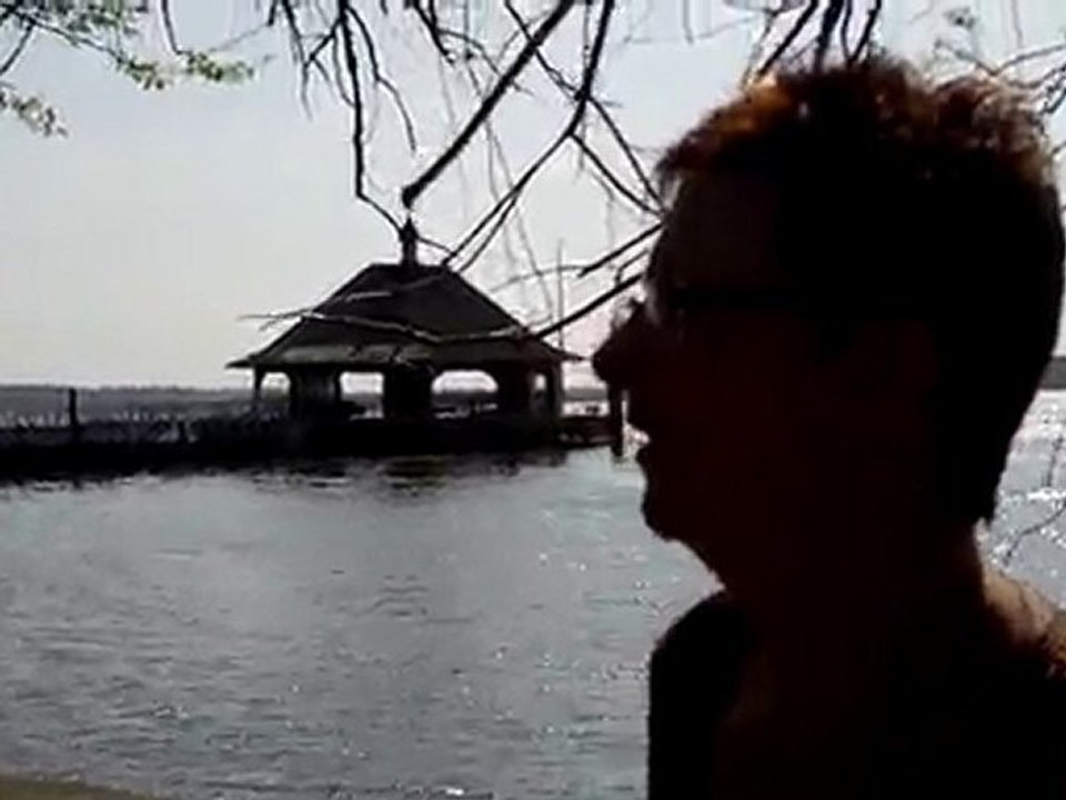 Sur le  bord du fleuve Potomac, près du quai