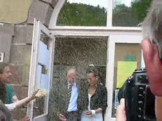à la sortie de la mairie