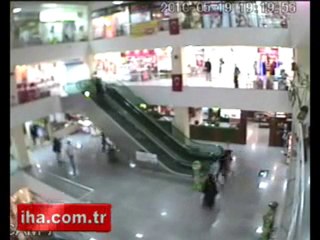 Un garçon de 4 ans survit à une chute d'un escalator