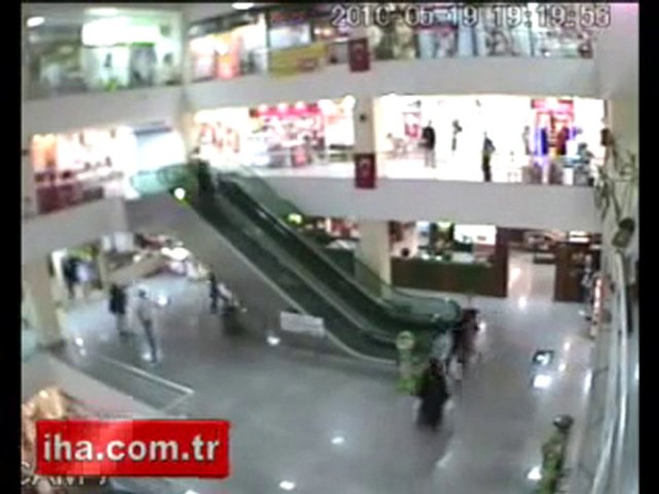 Un garçon de 4 ans survit à une chute d'un escalator