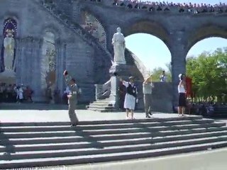 Départ en fanfare de l'HNDA sur l'Esplanade de Lourdes