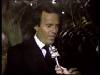 Julio Iglesias: «España sigue oliendo a ajo y ZP a muerto»