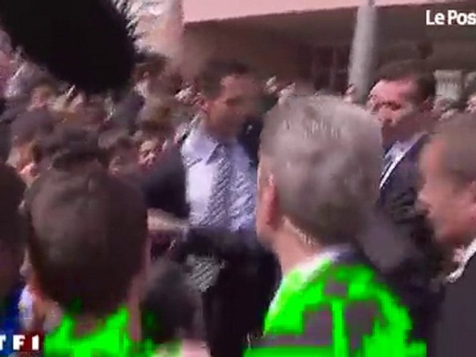 Bouteille d'eau sur Nicolas Sarkozy