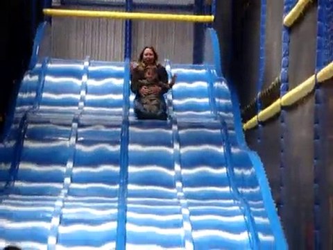 Estéban et sa maman au toboggan géant