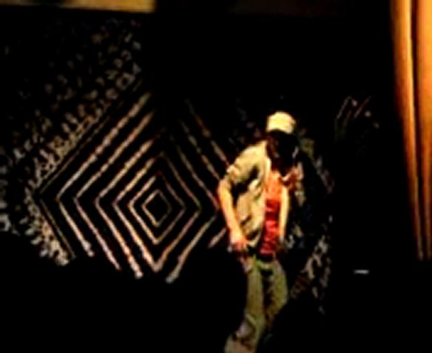 CYRIL SUR SCENE au café de paris scetch "COUR DE THEATRE"