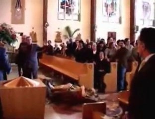 Régis et ses amis transportent une statue