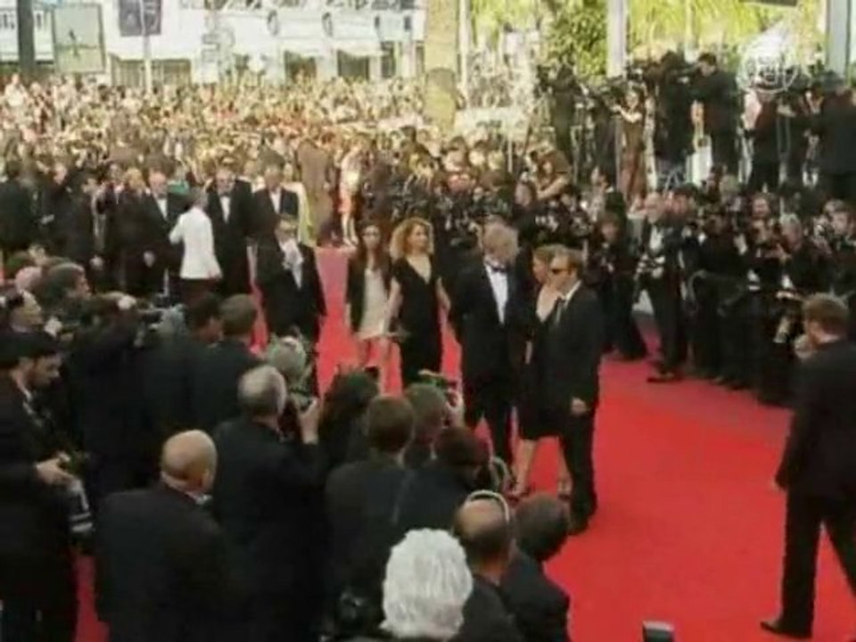 Звёзды кино прибывают на церемонию награждения в Канны