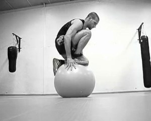 Entrainement au swiss ball pour combattant MMA