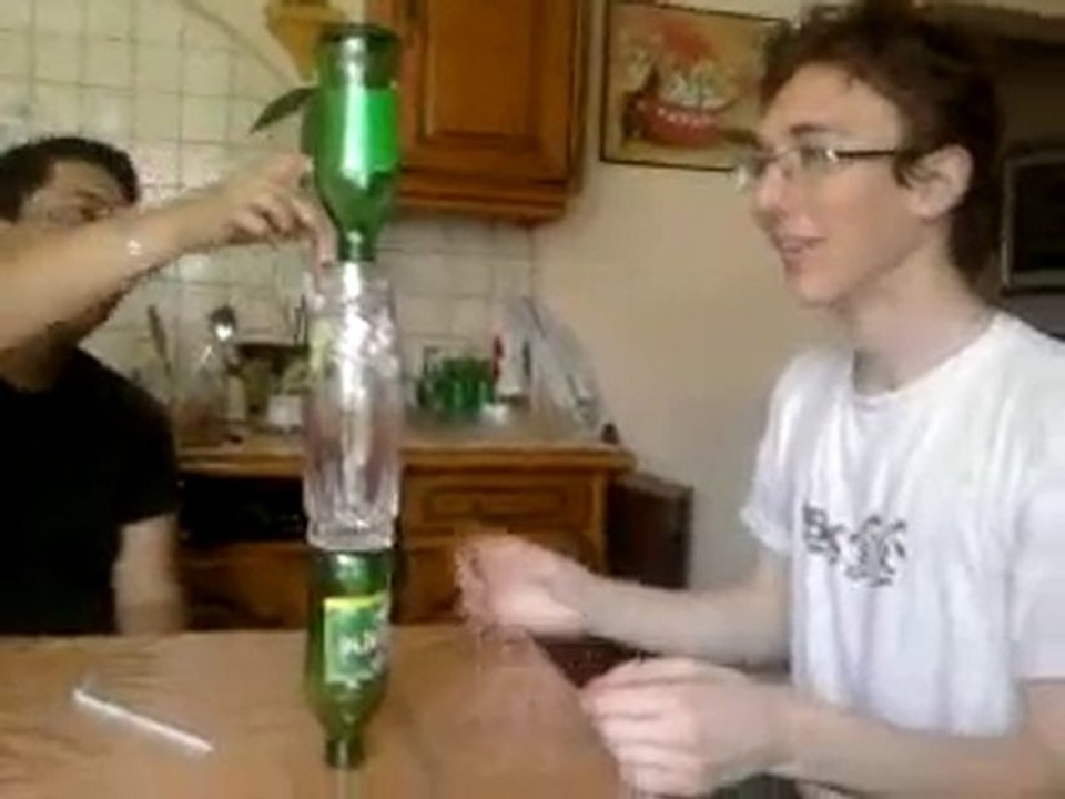 Empilage de bouteilles & verres par Pascal, HALLUCINANT xD