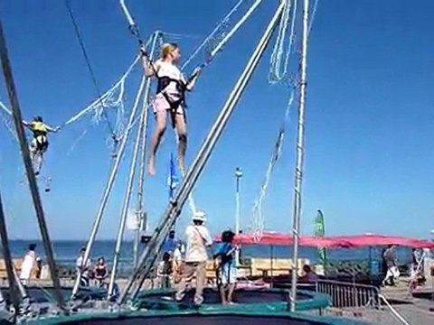 20100524 Clara trampoline Lacanau