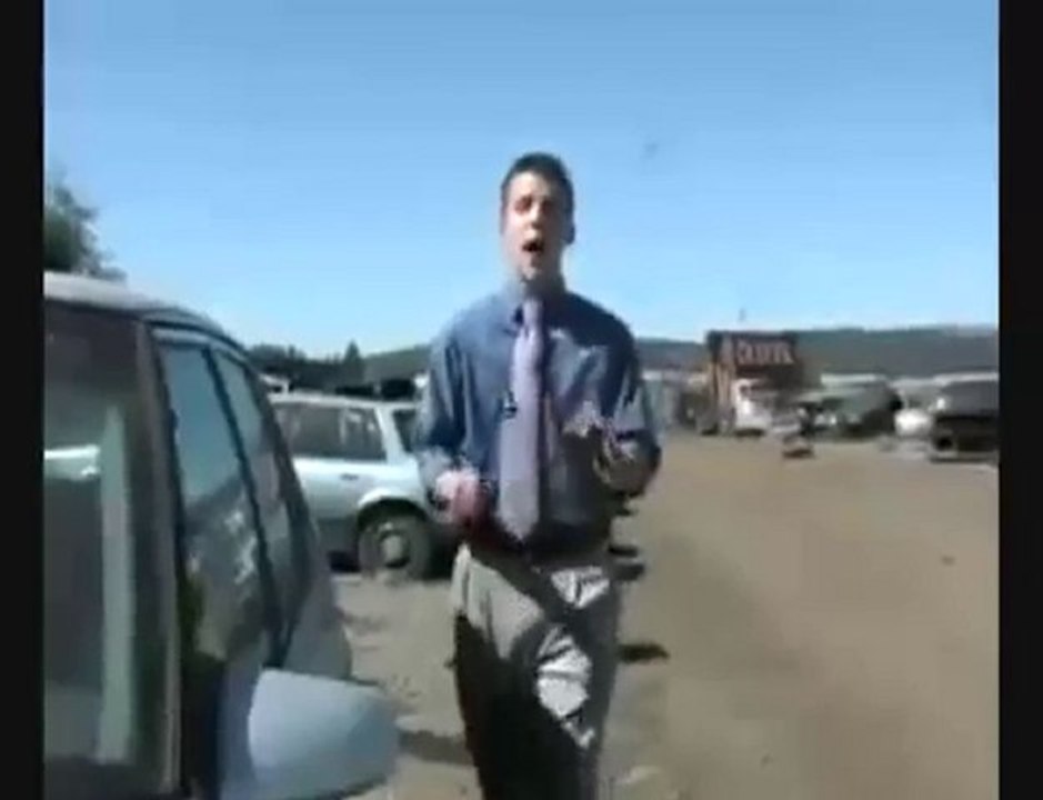 Régis reporter tente de casser une vitre