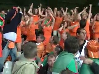 Flashmob oranje-fans in DutchDress