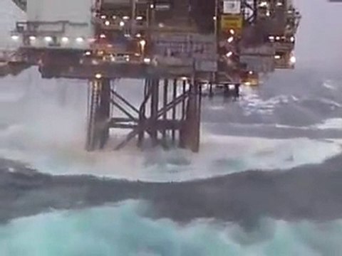 Onde gigantesche sulla piattaforma petrolifera
