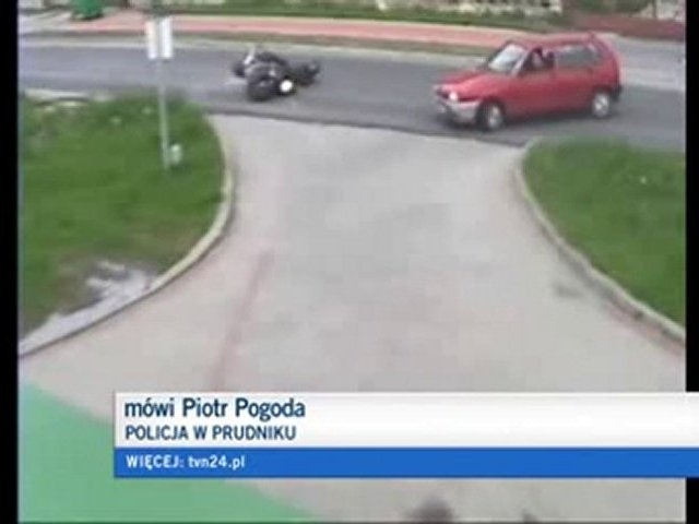 Video Brutto scontro tra auto e moto: centauro illeso