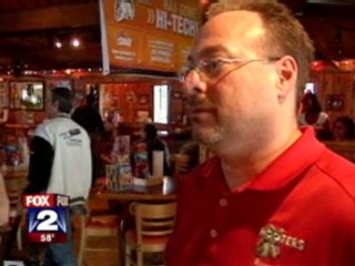 Une fille de Hooters jugée trop grosse