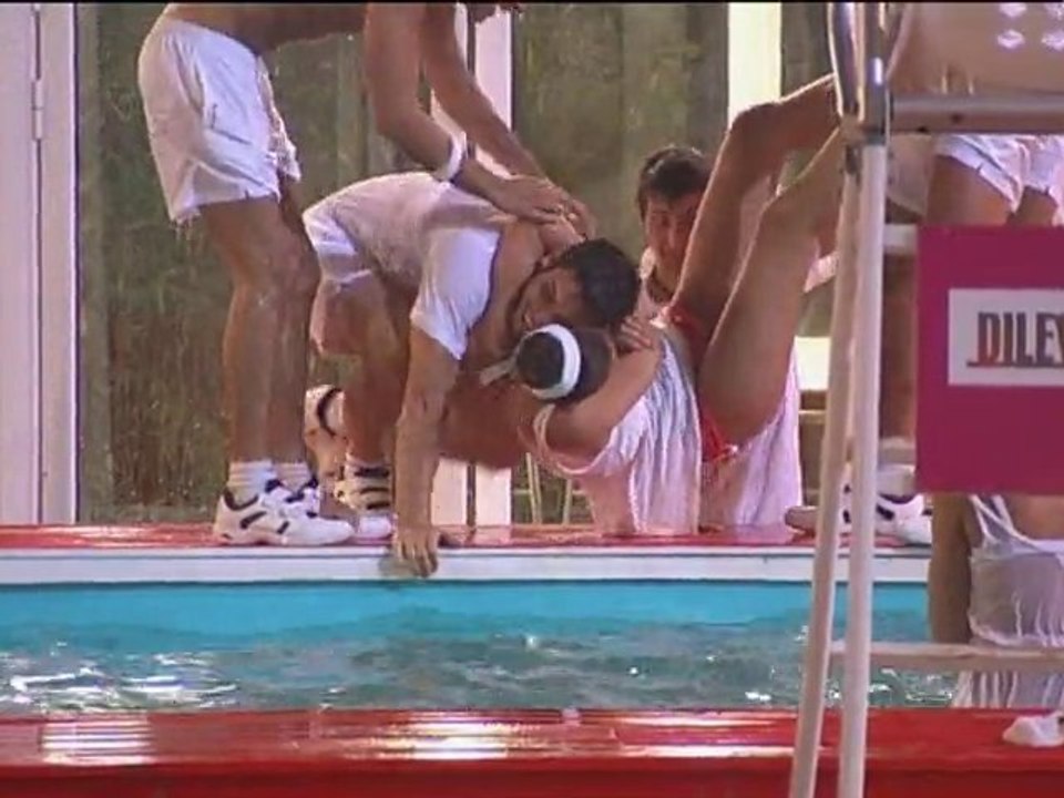 Baignade forcée ! David, Sarah, Anaïs et Cindy à l'eau.