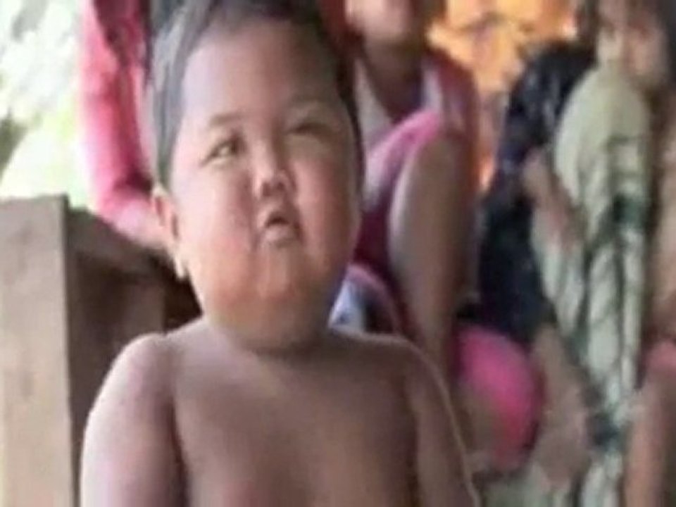 Un enfant de 2 ans accro à la cigarette