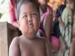 Un enfant de 2 ans accro à la cigarette