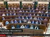 España aprueba los recortes más duros de su democracia