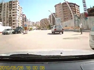 Kırmızı ışıkta geçen bayan sürücü.