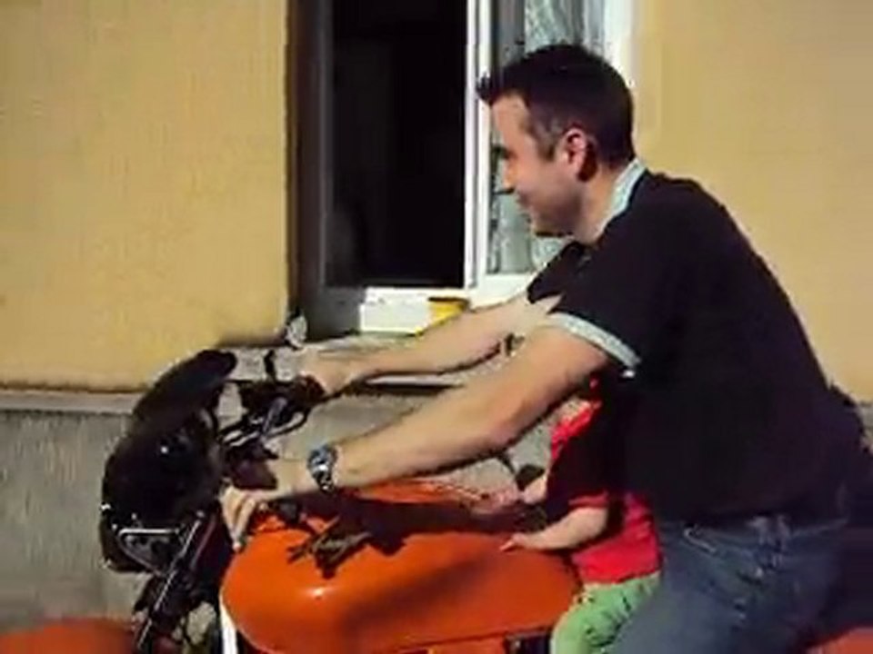 Premiére balade en moto pour Ethan