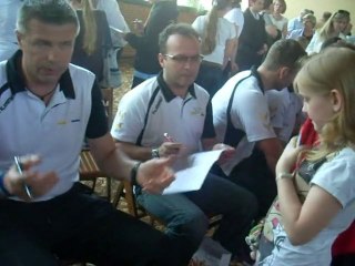 Zawodnicy Vivy Kielce rozdaja autografy