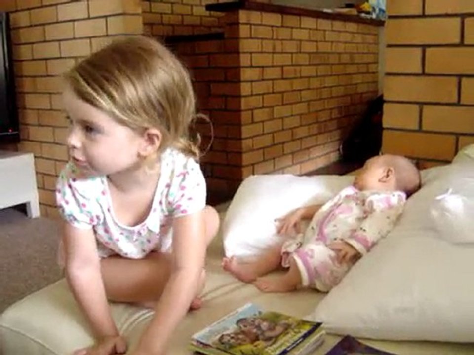 Charline raconte des histoires a sa soeur