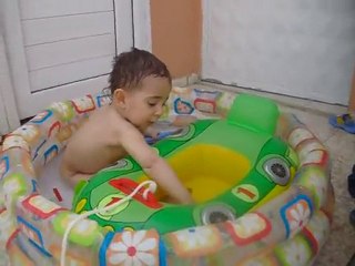 yasir efe havuz keyfi :D