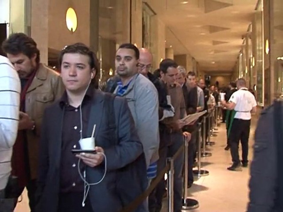 iPad-mania as thousands queue for global roll-out
