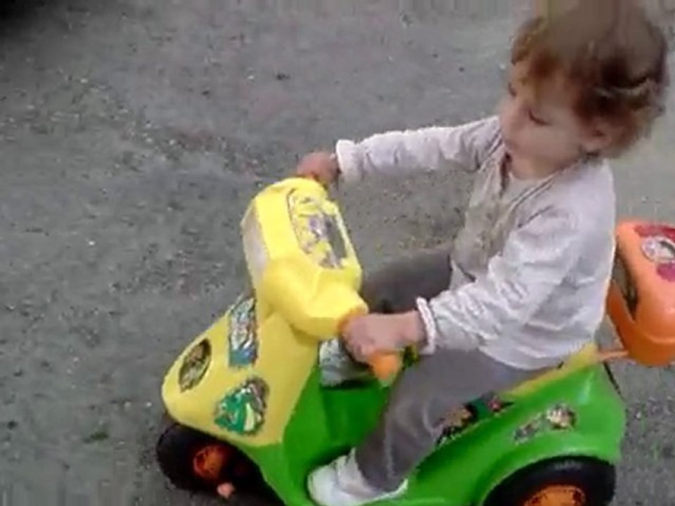 lyna sur son scooter