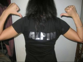 premier modèle des t-shirt pour le prochain clip d'alpin