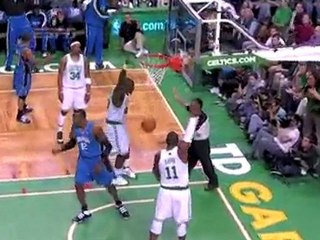 Jameer Nelson's shot goes off the backboard and lands in Dwi