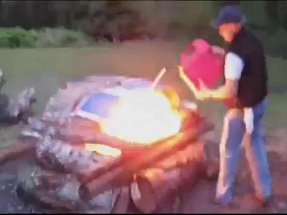 régis allume un bucher avec un jerrican