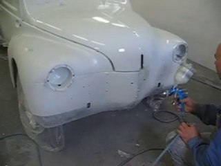 4cv:Première couche de peinture pour la 4cv Sport en cabine