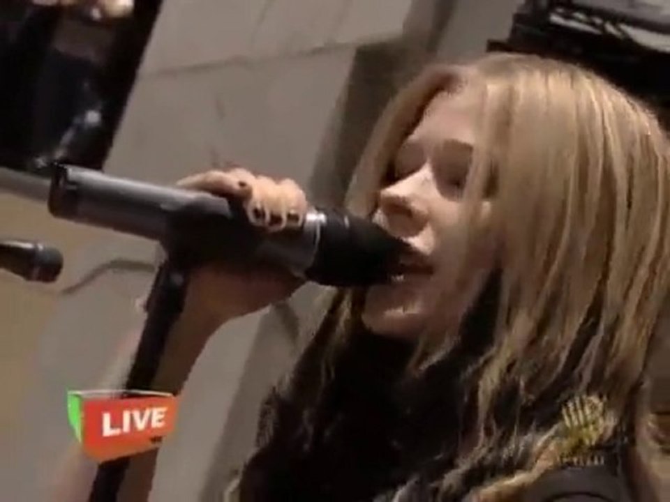 AVRIL LAVIGNE - Sk8er Boi (Live On Air 2004)
