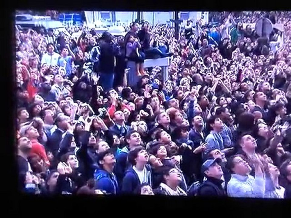 TAIG KHRIS - saut de la tour Eiffel (1er étage)