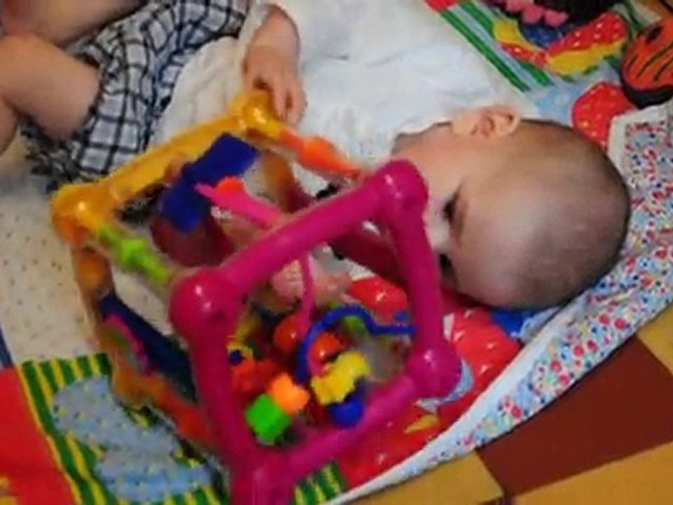 Galipettes et gazouillis de Victor, 4 mois 1/2, n°2