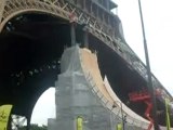 TAIG KHRIS saut de la tour Eiffel nouveau record