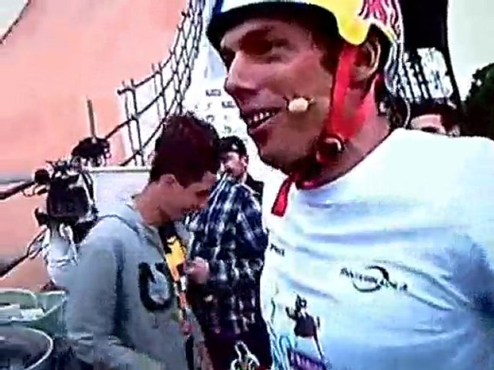 Saut de Taïg Khris en direct de la Tour Eiffel!!