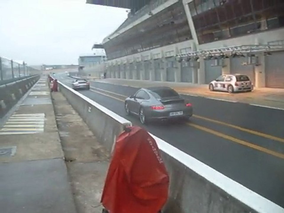 voitures au circuit bugatti au mans sous la pluie.29 05 2010