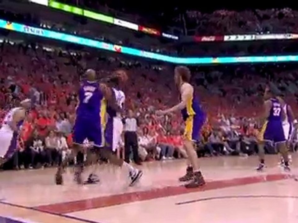 Amar'e Stoudemire drives baseline and throws down a facial o