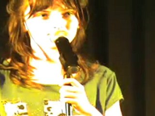 Sandra au spectacle de chant dans l'Aude