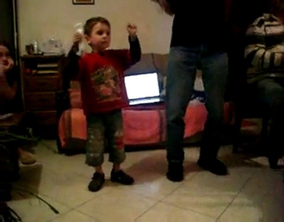 Melvin joue à just dance