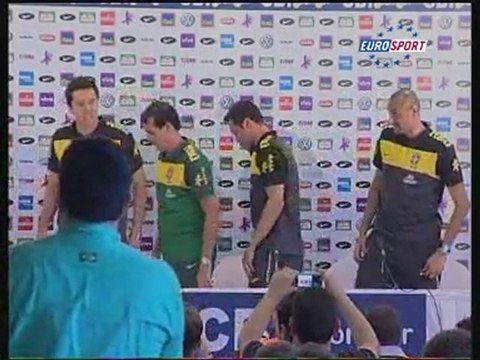 Футбол - Вратари критикуют мяч ЧМ-2010