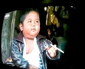 طفل عمرو سنتان و يدخن