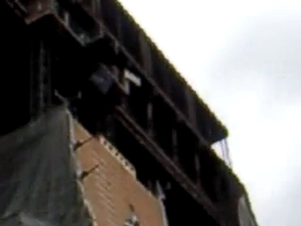 Taïg Khris Saute en Rollers de la Tour Eiffel